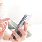 iPhoneの通話で周りの雑音をシャットアウトする「声を分離」機能の設定について